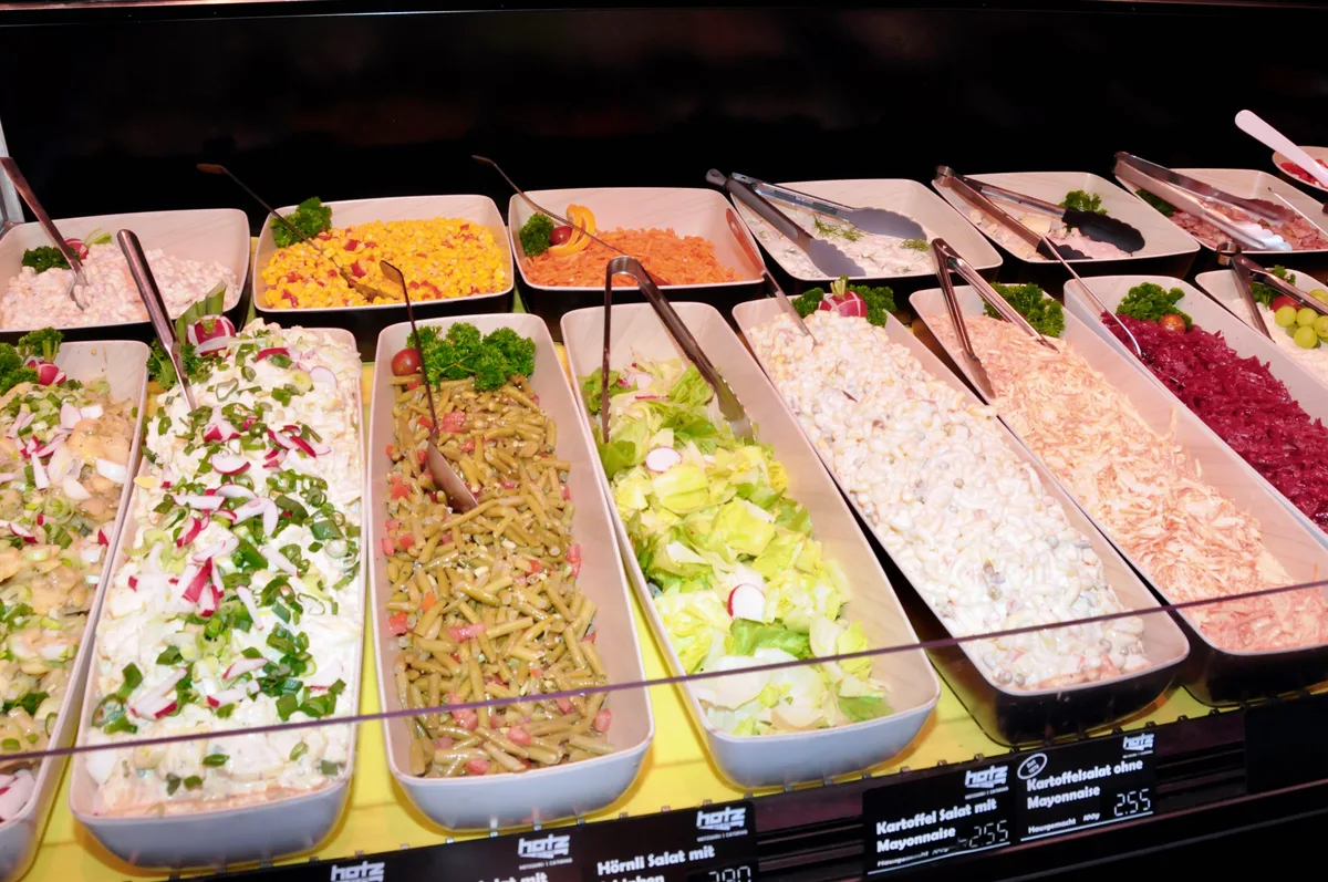 Man sieht verschiedene Salate.